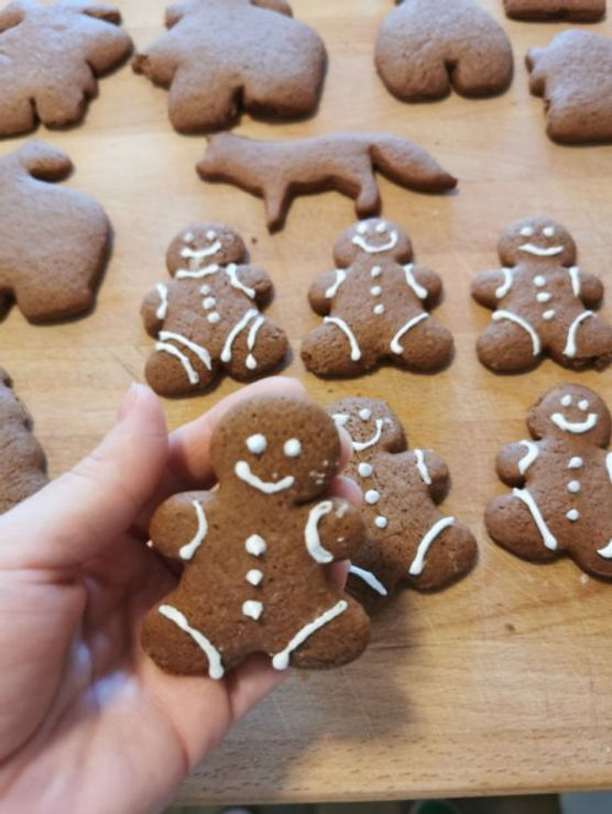 piškoti, piškoti recept, piškoti iz modelčkov, cookies, gingerbread man, gingerbread cookies, royal icing, piškoti modeli, piškoti živali, enostavni piškoti recept, najbolj enostavni piškoti, recept za piškote iz modelčkov, recept za kakavove piškote, piškoti iz petih sestavin, masleni piškoti, trideseta, ustvarjanje z malčkom, peka z malčkom, peka z otrokom, božični piškoti, božični keksi