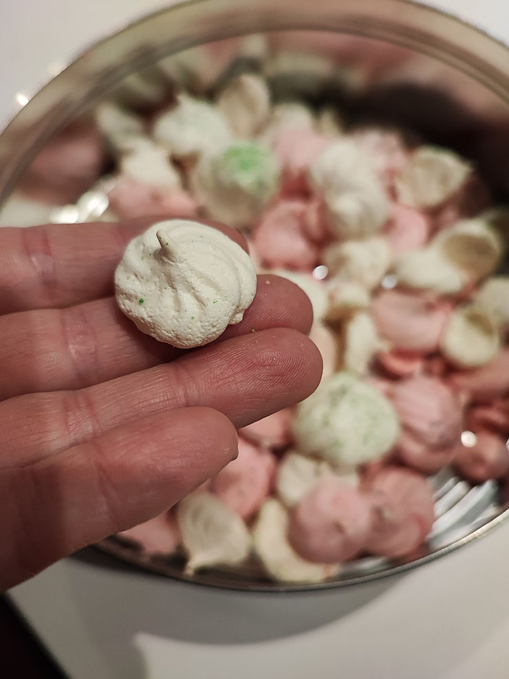 piškoti recept, recept piškoti, recept španski vetrci, DIY darilo, novoletno darilo, božično darilo, najboljša božična darila, piškoti za darilo, piškoti iz modelčkov, piškoti iz beljakov, piškoti iz snega, trideseta, mami blogerke, recept enostavni piškoti, recept piškoti modeli, piškoti modelčki
