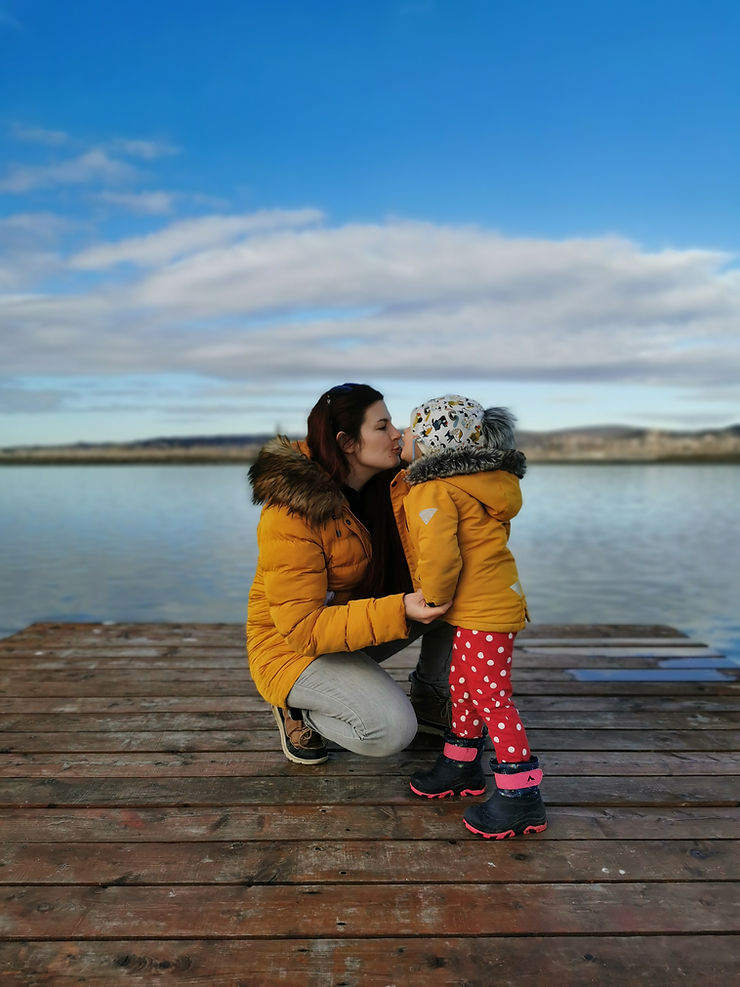 enjoy the moment, mother daughter, mama in hči, poljubček, lupčka mi je dala, hči, hčerka, otrok, potovanje z otrokom, jezero, mama, mami blogerke, sanja, trideseta