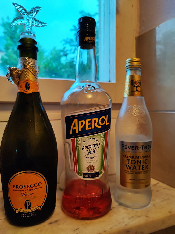 recept za aperol spritz, aperol recept, aperol spritz recept, italijanska pijača, italijanske alkoholne pijače, razmerje za popoln aperol spritz, prosecco, aperol, soda