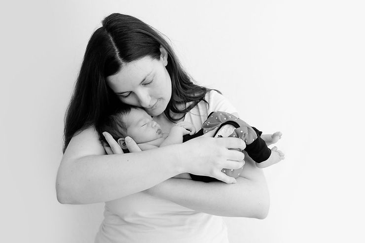 newborn, newborn and mom, new mom, new mommy, mamica, dojenček, mamica in dojenček, objem, mamica in otrok objeta, mother daughter, mama in hči, mama punčki, deklica, punčka, prvo leto mama, trideseta, prvič mama, materinstvo, motherhood, drobižki fotografija, fotografiranje novorojenčka, fotografiranje dojenčka, družinsko fotografiranje, družina, ljubezen, love, black and white photography, črno bele fotke, mamica je kakor zarja, mamica je kakor zarja besedilo, otroške pesmi, narodne pesmi, mami blogerke, mom blogger, mom blog, mami blog, lifestyle blog, lifestyle blogger, darilo za novorojenčka, darilo za dojenčka, darilo za novo mamico, darilo za mamico