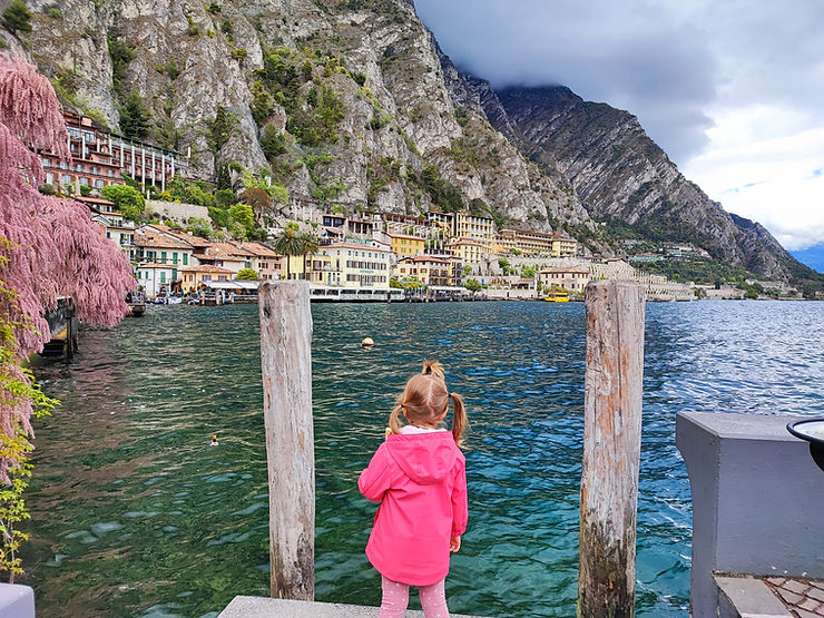 Garda lake, Lago di Garda, Limone, Limone Garda, Gardsko jezero, Italija, Italy, potovanje v Italijo, izlet v Italijo, travel Italy, couple travel, family travel, počitnice v italiji, šolske počitnice 2022, šolske počitnice 2023, počitnice v sloveniji, girl at the lake, girl looking at the lake, girl at lake garda, Italy, šolske počitnice, prvomajske počitnice, prvomajske počitnice 2022, krompirjeve počitnice, jesenske počitnice, trideseta, mami blogerke, prazniki 2022, praznični graz, potovanje v avstrijo, izlet v avstrijo, gradec, praznični gradec, graz, gradec, izlet v gradec, izlet v graz, romantični izlet, šolske počitnice 2022, šolske počitnice 2023, počitnice 2023, travel with kids, tartini square, tartini, tartinijev trg, trideseta, mami blogerke, sanja trideseta, kam v piranu, apartma piran, apartments piran, couple datumi šolskih počitnic, datum počitnic 2022, krompirjeve počitnice, novoletne počitnice, zimske počitnice, prvomajske počitnice, madžarska, potovanje madžarska, heviz, prazniki slovenija, slovenija prazniki, prazniki 2024, slovenija prazniki 2024, prazniki slovenija 2024, dela prosti dnevi slovenija, dela prosti dnevi 2024, kdaj so prazniki v sloveniji, kdaj so dela prosti dnevi v sloveniji, počitnice 2024, morje 2024, hrvaška 2024, madžarska 2024, budimpešta, praznična budimpešta, počitnice v dvoje, razvajanje v dvoje, adult only hotel, balaton, blatno jezero, družinske počitnice, zoo madžarska, kamela, jezero, sankanje, kje se sankati, kam na sankanje z otrokom, pokljuka, zimske počitnice 2024, poletne počitnice 2024, francija potovanje, italija potovanje, otroški rojstni dan, piškoti dinozavri, rojstni dan dinozavri, otroške igralnice, praznovanje otroškega rojstnega dne, smučanje, arboretum volčji potok, pirhi 2024, ideje za pirhe, barvanje pirhov, barvanje jajc, intercontinental slovenija, bazen ljubljana, spa ljubljana, wellness ljubljana, italija akvarij, aquarium catollica, catollica, rimini, san marino, hrvaška morje, pag, otok pag, sladoled, sladoled recept, sladoledne lučke, sadne lučke recept, recept sladoled, domači sladoled recept, senčnik, klobuk, avtovlak, avtovlak most na soči, most na soči, avtovlak vozni red, avtovlak bohinj, trajket  pag, pag trajekt, pag krk trajekt, istra, dalmacija, burg eltz, mienz, cochem, trst, heviz, krk, budapest, šolske počitnice, šolski koledar 2023/2024, počitnice 2023, počitnice 2024, jesenske počitnice 2024, krompirjeve počitnice 2024, novoletne počitnice 2024, novoletne šolske počitnice 2024, zimske počitnice 2024, zimske počitnice, poletne počitnice, poletne šolske počitnice 2024, prvomajske počitnice, prvomajske počitnice 2024, ideje za potovanja, načrt potovanja, toskana, načrt potovanja toskana