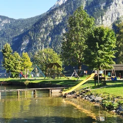 Hallstatt, Avstrija, kam za prvi maj, kam za 1 maj, prvomajske počitnice, avstrija, izlet v avstrijo, opičja gora, affenberg, landskron, potovanje z otrokom, potovanje v avstrijo, družinski izleti, potovanje z malčkom, jezero, hallstatt, hallstatt igrišče, hallstatt parking, hallstatt