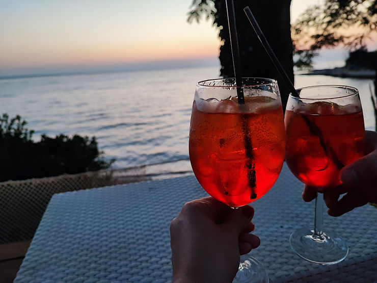 Dopust, dopust v dvoje, zmenek, aperol, aperol spritz, kam na zmenek, kam na morje, hrvaška morje, hrvaška počitnice, hrvaška prazniki, savudrija, visit croatia, umag, hrvatska, trideseta, sanja, mami blogerke, mom blogger, travel blogger, take it easy, sea view, perfect view, mindfulness, relax, osebna rast, osebnostna rast, materinstvo, partnerstvo starševstvo