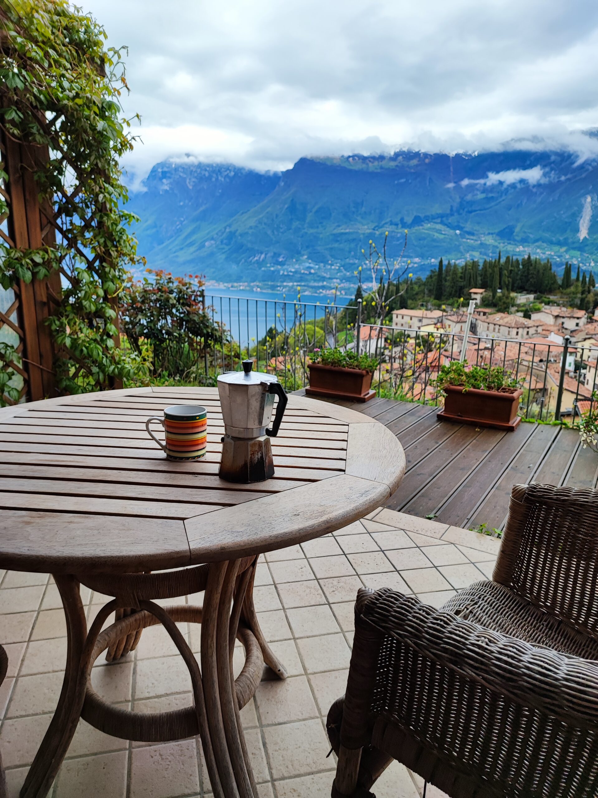 Gardsko jezero Italija, lake Garda, gardaland, prvomajske počitnice, kam za 1 maj, kam za prvi maj, kam na počitnice, družinske počitnice, trideseta, mamiblogerke, homeexchange, home exchange, italija, počitnice v italiji, prvi maj italija, prvomajske italija, šolske počitnice, prazniki, prvi maj italija, prvomajske počitnice 2023, prvi maj 2023, italija jezera, jezera v italiji, kam na izlet, potovanje z otrokom, kam z mulcem, načrt za potovanje, potovalni načrt, izlet z otrokom, kam na izlet v bližini slovenije