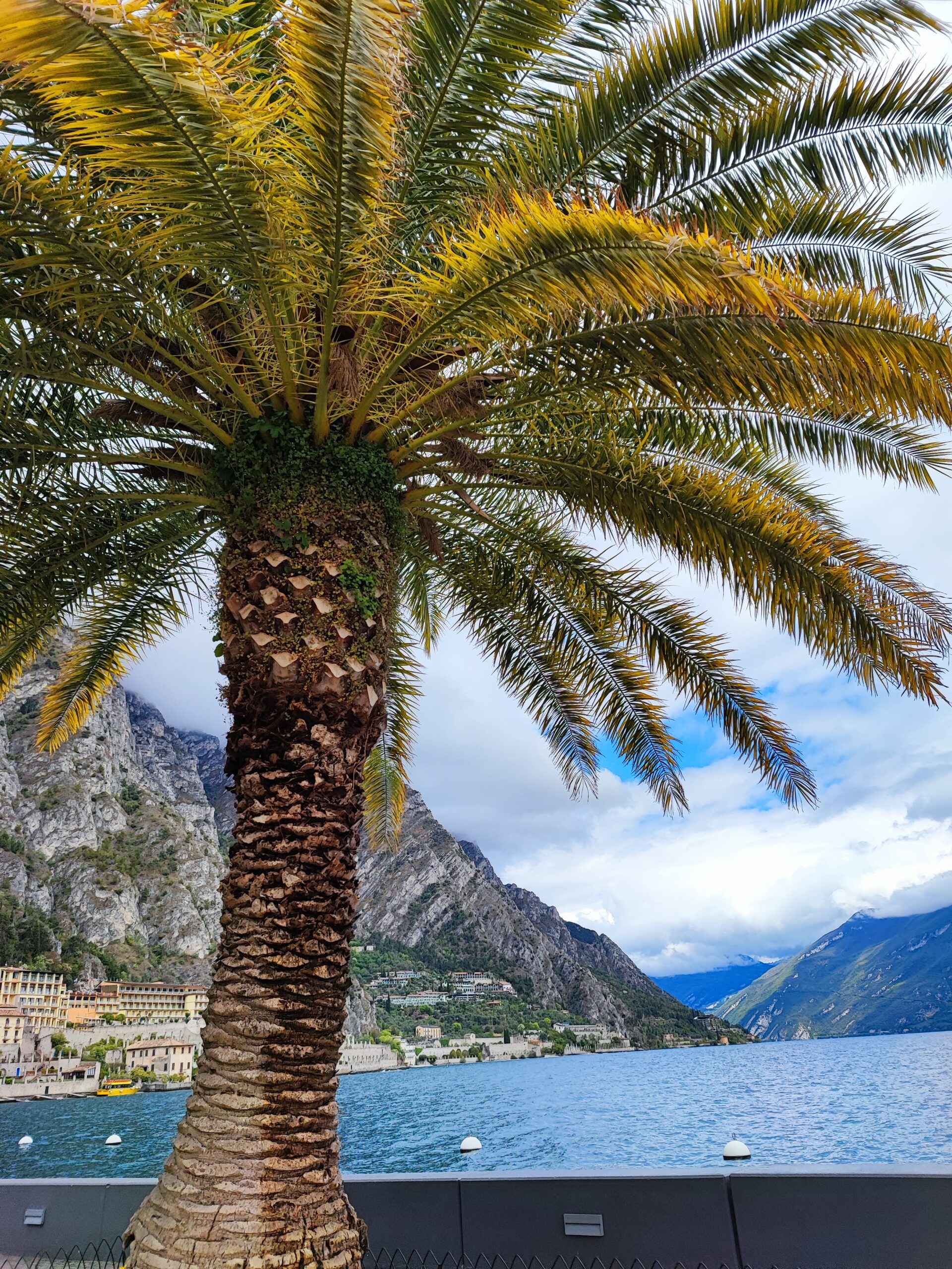 Gardsko jezero Italija, lake Garda, gardaland, prvomajske počitnice, kam za 1 maj, kam za prvi maj, kam na počitnice, družinske počitnice, trideseta, mamiblogerke, homeexchange, home exchange, italija, počitnice v italiji, prvi maj italija, prvomajske italija, šolske počitnice, prazniki, prvi maj italija, prvomajske počitnice 2023, prvi maj 2023, italija jezera, jezera v italiji, kam na izlet, potovanje z otrokom, kam z mulcem, načrt za potovanje, potovalni načrt, izlet z otrokom, kam na izlet v bližini slovenije