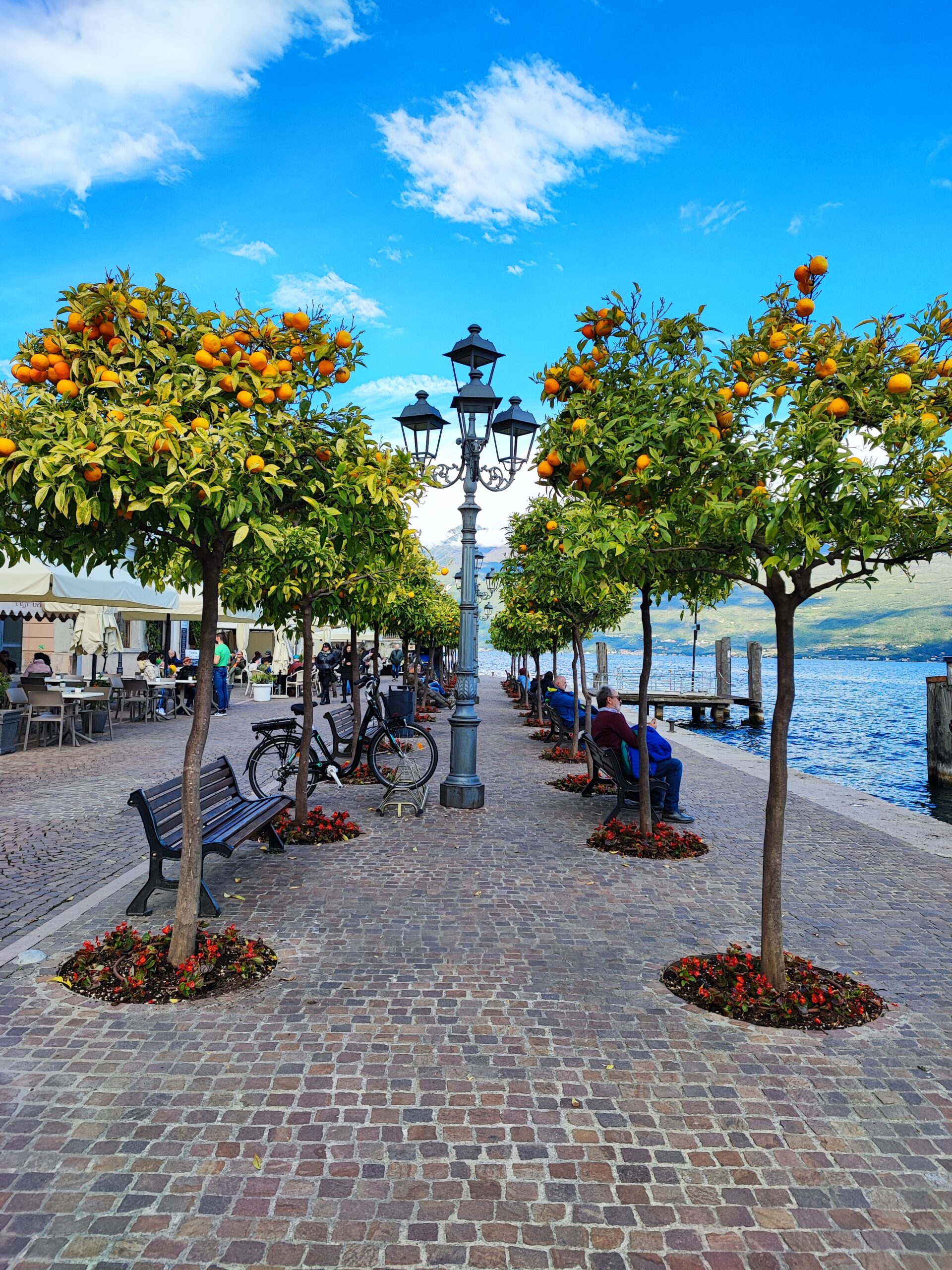 Gardsko jezero Italija, lake Garda, gardaland, prvomajske počitnice, kam za 1 maj, kam za prvi maj, kam na počitnice, družinske počitnice, trideseta, mamiblogerke, homeexchange, home exchange, italija, počitnice v italiji, prvi maj italija, prvomajske italija, šolske počitnice, prazniki, prvi maj italija, prvomajske počitnice 2023, prvi maj 2023, italija jezera, jezera v italiji, kam na izlet, potovanje z otrokom, kam z mulcem, načrt za potovanje, potovalni načrt, izlet z otrokom, kam na izlet v bližini slovenije