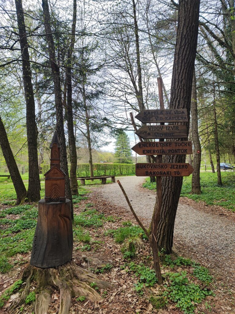 Prekmurje, Bukovniško jezero, kje spati v prekmurju, prekmurje kje spati, teambuilding prekmurje, jezero prekmurje, kaj početi v prekmurju, goričko, goričko izlet, prekmurje izlet, na izlet v prekmurje, slovenija izlet, družinski izlet, družinske počitnice, trideseta, energetske točke, pustolovski park, pustolovski park bukovniško jezero, izvir sv. vida, vidov izvir, cerkev sv. vida, gozd, pravljični park, pravljični gozd, pravljični park bukovniško jezero, pravljični park moravske toplice, moravske toplice, toplice, prekmurje toplice, hotel livada, hiša it volne, prekmurje prenočišča, moravske toplice apartma, izlet s psom, nastanitev za hišne ljubljenčke, prekmurska gibanica, hiša gibanice, hotel livada prestige, livada, škrat blagodejnik, pravljični liki, legenda prekmurje, legenda bukovniško jezero, energijske točke, gozdna knjižnica, učna pot bukovniško jezero, učna pot prekmurje, gozdna knjižnice prekmurje, pomurje