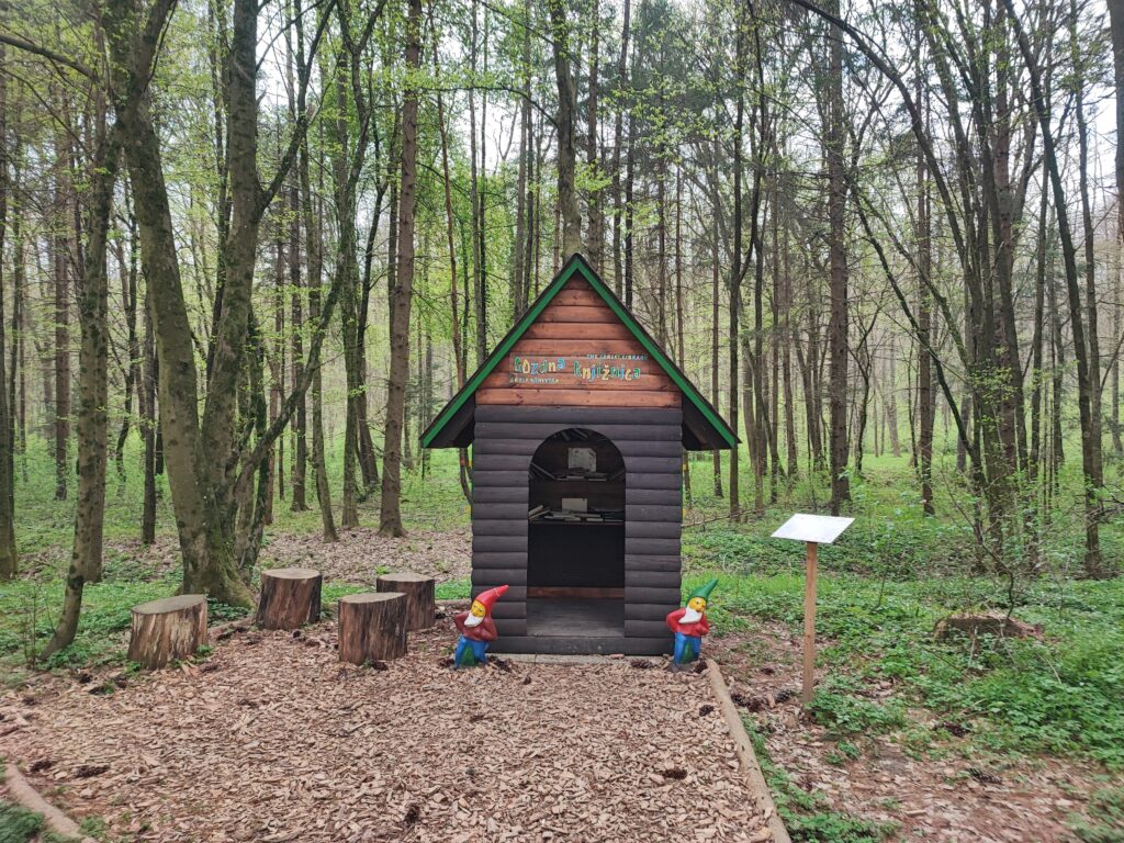 Prekmurje, Bukovniško jezero, kje spati v prekmurju, prekmurje kje spati, teambuilding prekmurje, jezero prekmurje, kaj početi v prekmurju, goričko, goričko izlet, prekmurje izlet, na izlet v prekmurje, slovenija izlet, družinski izlet, družinske počitnice, trideseta, energetske točke, pustolovski park, pustolovski park bukovniško jezero, izvir sv. vida, vidov izvir, cerkev sv. vida, gozd, pravljični park, pravljični gozd, pravljični park bukovniško jezero, pravljični park moravske toplice, moravske toplice, toplice, prekmurje toplice, hotel livada, hiša it volne, prekmurje prenočišča, moravske toplice apartma, izlet s psom, nastanitev za hišne ljubljenčke, prekmurska gibanica, hiša gibanice, hotel livada prestige, livada, škrat blagodejnik, pravljični liki, legenda prekmurje, legenda bukovniško jezero, energijske točke, gozdna knjižnica, učna pot bukovniško jezero, učna pot prekmurje, gozdna knjižnice prekmurje, pomurje