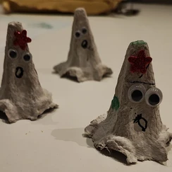 okraski za noč čarovnic, okraski iz wc rolic, ustvarjanje iz wc rolic, netopir iz wc rolice papira, diy netopir, diy halloween, halloween, helloween, paper roll crafts, arts and crafts, bat from paper roll, halloween bat, diy bat, diy netopir, diy okraski iz wc papirja, diy okraski za noč čarovnic, ustvarjanje z malčkom, toddler activities, diy with toddler, trideseta