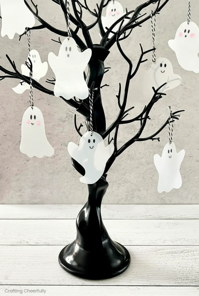 okraski za noč čarovnic, okraski iz wc rolic, ustvarjanje iz wc rolic, netopir iz wc rolice papira, diy netopir, diy halloween, halloween, helloween, paper roll crafts, arts and crafts, bat from paper roll, halloween bat, diy bat, diy netopir, diy okraski iz wc papirja, diy okraski za noč čarovnic, ustvarjanje z malčkom, toddler activities, diy with toddler, trideseta