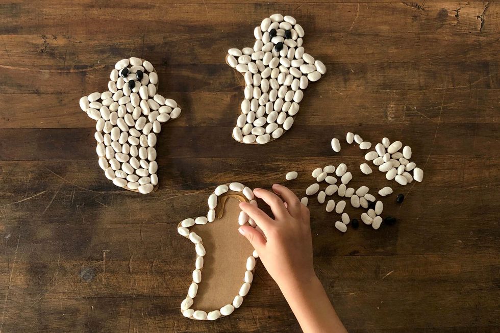 ustvarjanje za noč čarovnic, noč čarovnic, diy halloween, ustvarjanje za halloween, halloween za otroke, izdelovanje buč, DIY noč čarovnic, ustvarjanje duhov, duhovi, duh, duh iz papirja, buča iz papirja, okraševanje buč, buče za noč čarovnic, halloween buče, hokaido buče, oranžne buče, zombie, mumija, ustvarjanje z otroki, aktivnosti za otroke, jesenske aktivnosti, jesen, štampiljke za otroke, vampir, pajek, naredi bučo, spider web, pajek diy, netopir, plastelin, domači plastelin, lizika duh, lizika, domača štampiljka, ustvarjanje z malčkom, noč čarovnic, halloween, jesen