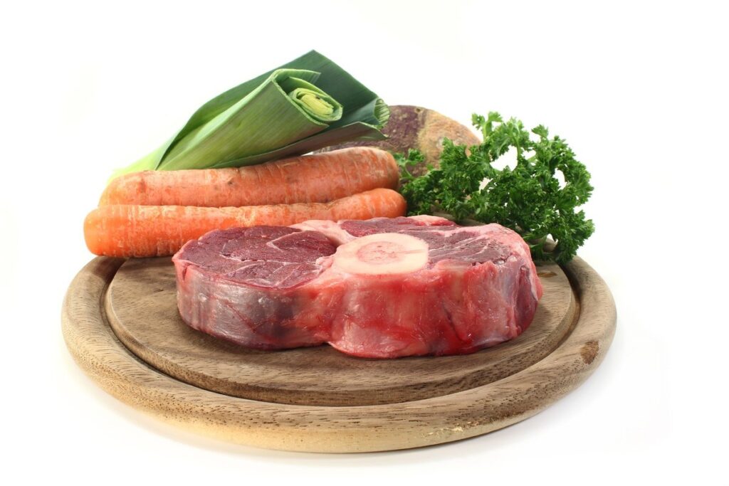 goveja juha, recept za govejo juho, goveja juha recept, beef soup, goveja juha z rezanci, goveja juha z žličniki, domačnost, domača juha, domača goveja juha, sestavine za govejo juho, goveja juha zelenjava, zelenjava, meso, meso za govejo juho, začimbe za govejo juho, knedli za govejo juho, cmoki za govejo juho, kdaj solimo govejo juho, zakuha za govejo juho