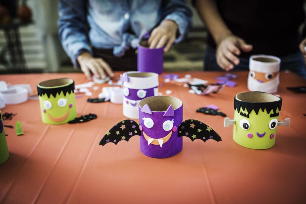 ustvarjanje za noč čarovnic, noč čarovnic, diy halloween, ustvarjanje za halloween, halloween za otroke, izdelovanje buč, DIY noč čarovnic, ustvarjanje duhov, duhovi, duh, duh iz papirja, buča iz papirja, okraševanje buč, buče za noč čarovnic, halloween buče, hokaido buče, oranžne buče, zombie, mumija, ustvarjanje z otroki, aktivnosti za otroke, jesenske aktivnosti, jesen, štampiljke za otroke, vampir, pajek, naredi bučo, spider web, pajek diy, netopir, plastelin, domači plastelin, lizika duh, lizika, domača štampiljka, ustvarjanje z malčkom, noč čarovnic, halloween, jesen