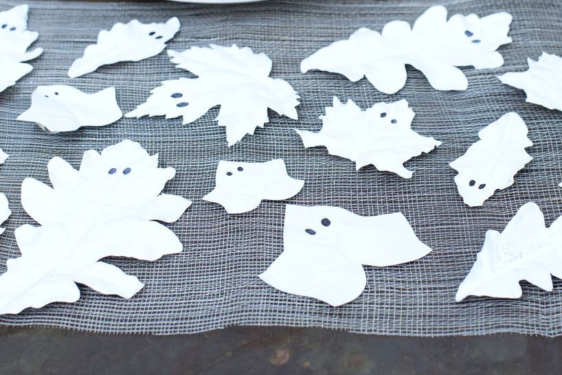ustvarjanje za noč čarovnic, noč čarovnic, diy halloween, ustvarjanje za halloween, halloween za otroke, izdelovanje buč, DIY noč čarovnic, ustvarjanje duhov, duhovi, duh, duh iz papirja, buča iz papirja, okraševanje buč, buče za noč čarovnic, halloween buče, hokaido buče, oranžne buče, zombie, mumija, ustvarjanje z otroki, aktivnosti za otroke, jesenske aktivnosti, jesen, štampiljke za otroke, vampir, pajek, naredi bučo, spider web, pajek diy, netopir, plastelin, domači plastelin, lizika duh, lizika, domača štampiljka, ustvarjanje z malčkom, noč čarovnic, halloween, jesen