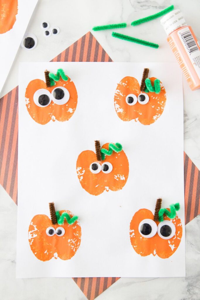 ustvarjanje za noč čarovnic, noč čarovnic, diy halloween, ustvarjanje za halloween, halloween za otroke, izdelovanje buč, DIY noč čarovnic, ustvarjanje duhov, duhovi, duh, duh iz papirja, buča iz papirja, okraševanje buč, buče za noč čarovnic, halloween buče, hokaido buče, oranžne buče, zombie, mumija, ustvarjanje z otroki, aktivnosti za otroke, jesenske aktivnosti, jesen, štampiljke za otroke, vampir, pajek, naredi bučo, spider web, pajek diy, netopir, plastelin, domači plastelin, lizika duh, lizika, domača štampiljka, ustvarjanje z malčkom, noč čarovnic, halloween, jesen