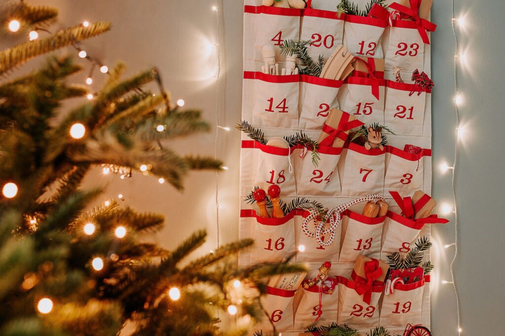 adventni koledar, diy adventni koledar, kako narediš adventni koledar, doma narejeni adventni koledar, advent, adventni koledar za otroke, za otroke, otroški adventni koeldar, adventni koledar naloge, naloge za adventni koledar, adventni koledar s knjigami, kdaj je prva adventna nedelja, adventna nedelja, december 2023, ideje za adventni koledar, knjižni adventni koledar, kdaj je adventna nedelja, advent, kaj je advent, adventne nedelje, otroške slikanice, najlepše pravljice, najlepše pravljice za otroke, božične zgodbe, božične pravljice, zimske pravljice, slikanice za otroke, zverjašček, palčič, trnovo robidovje, božič, lan in luna, morfem, gospa zima, zimski dan, božična jelka, božični piškoti, božično praznovanje, snežni medo, potipanka, kartonka božič, božičkovo pismo, mišek tip božič, hrestač