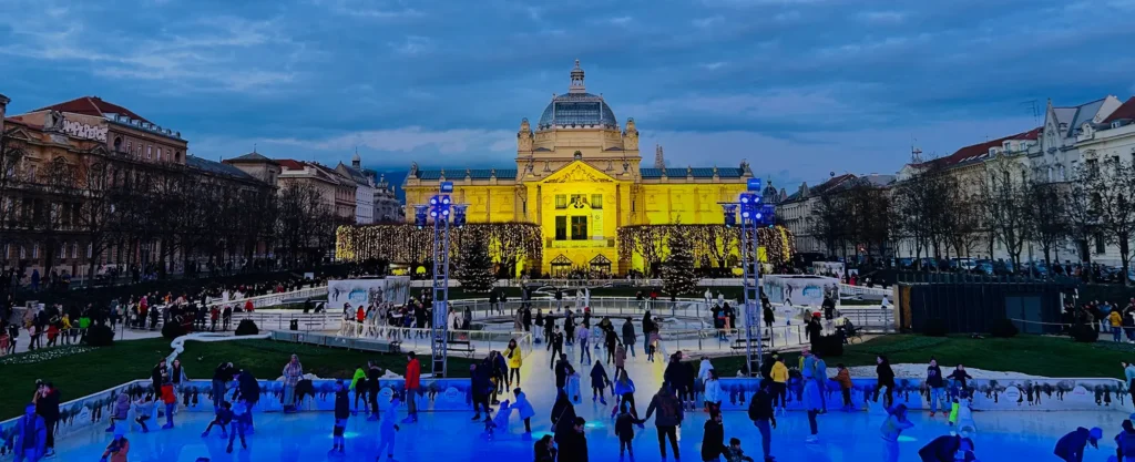 zagreb, advent v zagrebu, božič, božični sejem zagreb, advent zagreb, predbožični zagreb, božični zagreb, izlet v zagreb, izlet v božični zagreb, z vlakom v zagreb, zagreb ljubljana vlak, vlak ljubljana zagreb, zagreb vlak, ledeni park zagreb, strossmayerev trg zagreb, fuliranje zagreb, advent na zrinjevcu, zrinjevac, advent za otroke, ledena pravljica, ledena pravljica zagreb, za pravljice ni zime, ribnjak, otroški park, kraljica zima, gledališki advent, mala scena zagreb, backo mini express, muzej vlakov zagreb, zoo zagreb, živalski vrt zagreb, advent v živalskem vrtu, zagrebški zoo
