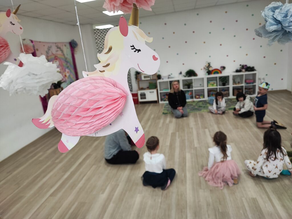 samorogi, praznovanje rojstnega dne, 6. rojstni dan, samorogi, unicorn, rojstni dan samorogi, praznovanje v igralnici, igralnica varuška živa, varuška živa, varuška, igralnica praznovanje, igralnica rojstni dan, rojstni dan v igralnici, torta rojstni dan, darila rojstni dan, darila za 6 let, vrtec, praznovanje z animatorjem, animator, animatorji, igralnica z animatorji, čarobni rojstni dan, ustvarjanje samorogi, ustvarjanje, poslikava obrazov, baloni, rojstni dan baloni, vse najboljše, rojstni dan za punce, darilo za punco, najem igralnice, rezervacija igralnice