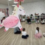 samorogi, praznovanje rojstnega dne, 6. rojstni dan, samorogi, unicorn, rojstni dan samorogi, praznovanje v igralnici, igralnica varuška živa, varuška živa, varuška, igralnica praznovanje, igralnica rojstni dan, rojstni dan v igralnici, torta rojstni dan, darila rojstni dan, darila za 6 let, vrtec, praznovanje z animatorjem, animator, animatorji, igralnica z animatorji, čarobni rojstni dan, ustvarjanje samorogi, ustvarjanje, poslikava obrazov, baloni, rojstni dan baloni, vse najboljše, rojstni dan za punce, darilo za punco, najem igralnice, rezervacija igralnice