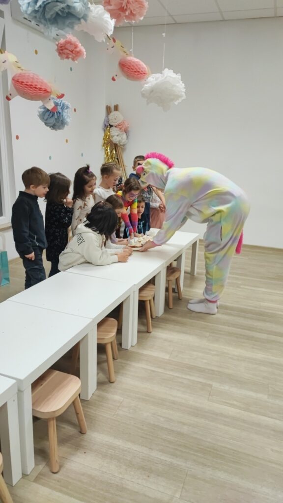 samorogi, praznovanje rojstnega dne, 6. rojstni dan, samorogi, unicorn, rojstni dan samorogi, praznovanje v igralnici, igralnica varuška živa, varuška živa, varuška, igralnica praznovanje, igralnica rojstni dan, rojstni dan v igralnici, torta rojstni dan, darila rojstni dan, darila za 6 let, vrtec, praznovanje z animatorjem, animator, animatorji, igralnica z animatorji, čarobni rojstni dan, ustvarjanje samorogi, ustvarjanje, poslikava obrazov, baloni, rojstni dan baloni, vse najboljše, rojstni dan za punce, darilo za punco, najem igralnice, rezervacija igralnice